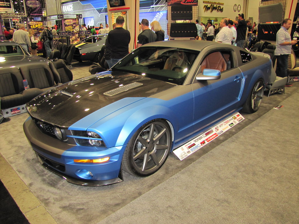 Ford-Mustang-Black-and-Blue.JPG