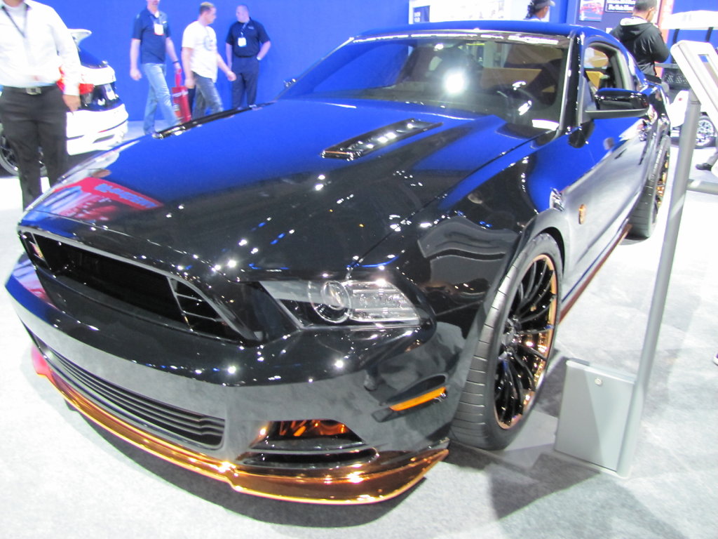 FORD-MUSTANG-BLACK-AND-GOLD.JPG