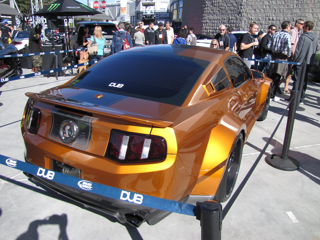 Ford-Mustang-DUB-gold-back.JPG